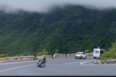 Mạo hiểm với khúc cua "tử  thần", phượt thủ lộn qua dải phân cách