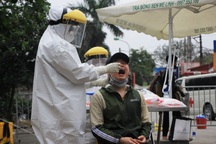 Cận cảnh việc lấy mẫu xét nghiệm Covid-19 cho người dân trong xóm Bàng