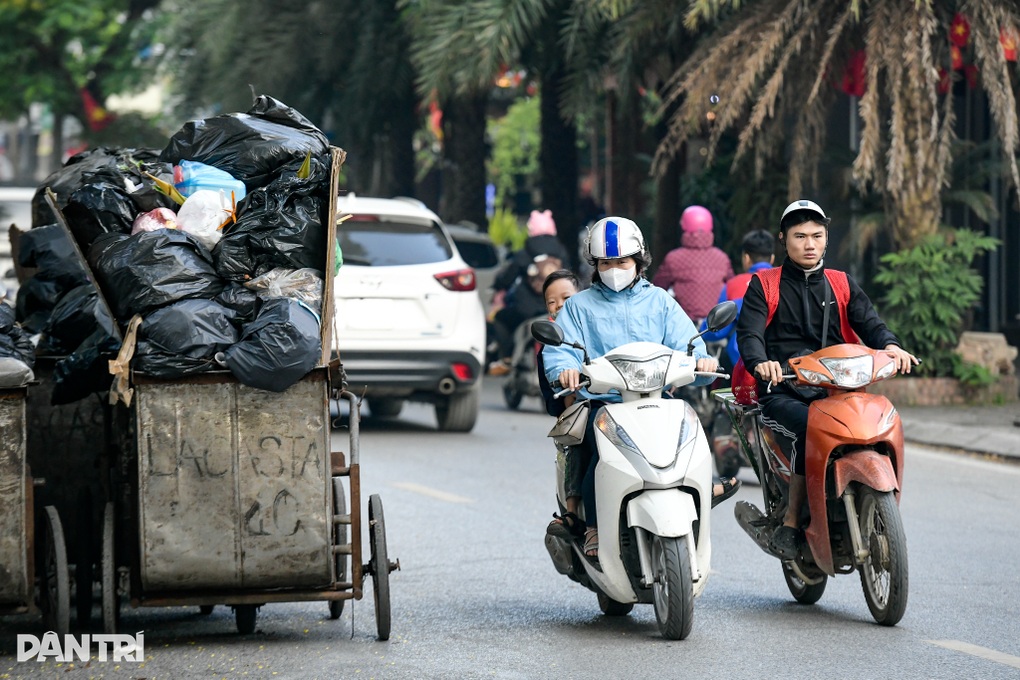 Hà Nội: Xe rác dàn hàng lấn chiếm 2/3 lòng đường gây mất an toàn giao thông - 2 Hà Nội: Xe rác dàn hàng lấn chiếm 2/3 lòng đường gây mất an toàn giao thông - 2