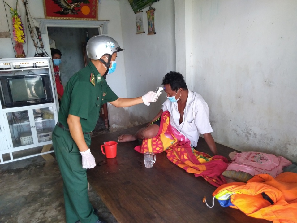 Biên phòng Sóc Trăng cứu 3 thuyền viên người Indoneisa trôi dạt trên biển - 2 Biên phòng Sóc Trăng cứu 3 thuyền viên người Indoneisa trôi dạt trên biển - 2