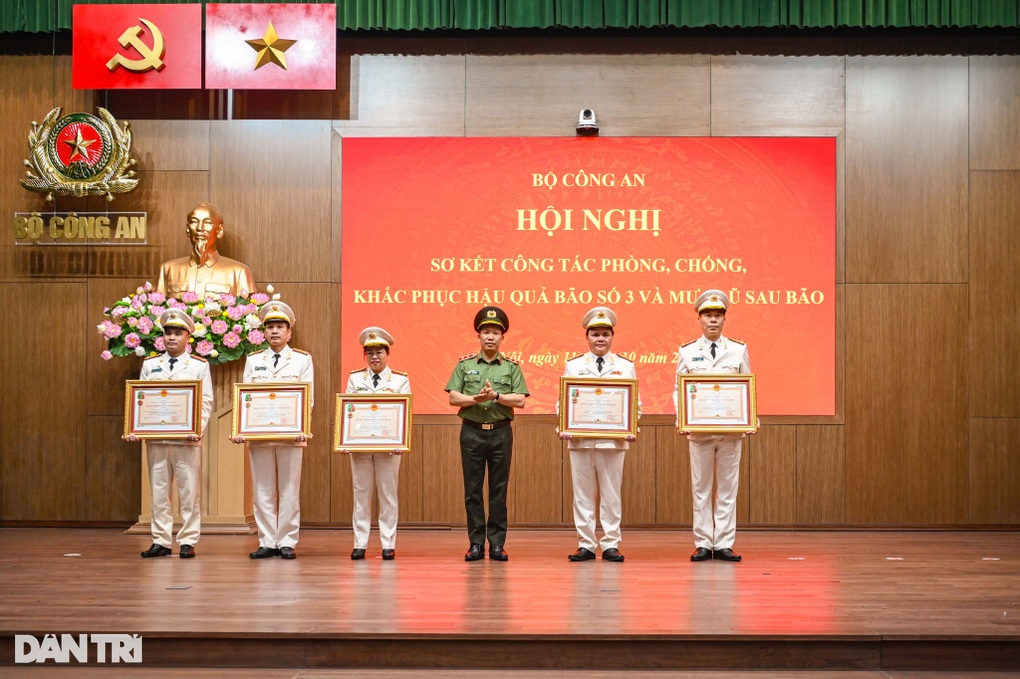 Công an lao vào tuyến đầu, khắc phục hậu quả bão lũ để cứu dân - 3 Công an lao vào tuyến đầu, khắc phục hậu quả bão lũ để cứu dân - 3