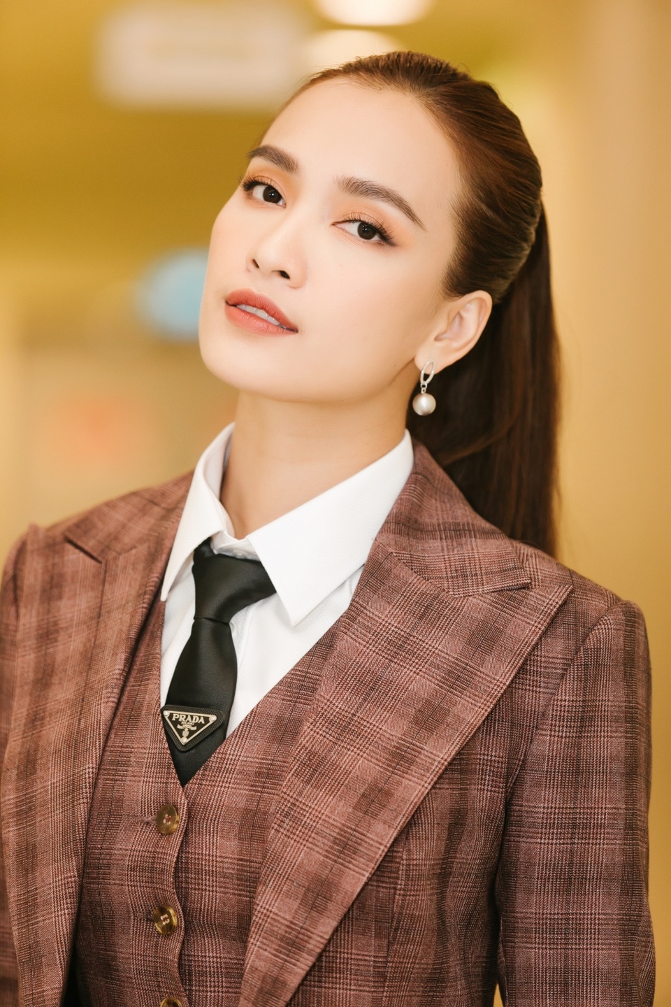 Ái Phương cuốn hút với phong cách nam tính trên thảm đỏ - 4 Ái Phương cuốn hút với phong cách nam tính trên thảm đỏ - 4