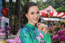 MC Thanh Mai xúng xính áo dài dạo phố xuân