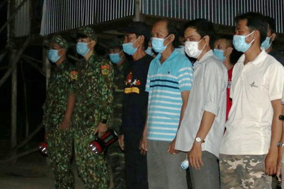 Hiệu trưởng, giáo viên sáng lên lớp, tối tuần tra ngăn giặc Covid-19 - 1 Hiệu trưởng, giáo viên sáng lên lớp, tối tuần tra ngăn giặc Covid-19 - 1