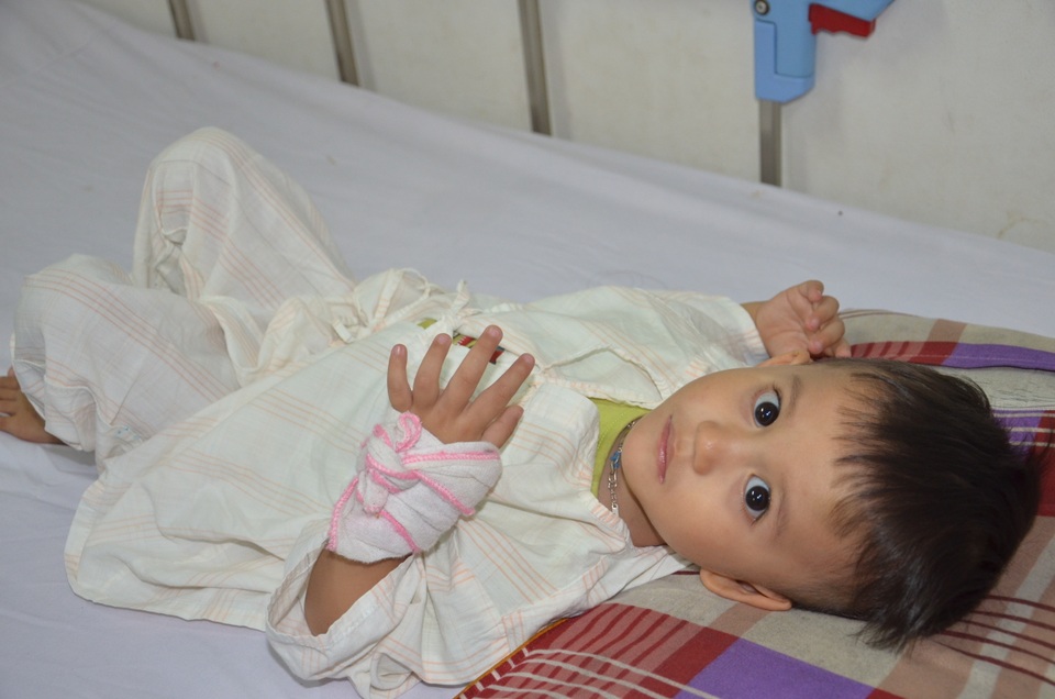 Nhói lòng ánh mắt khao khát sống của cậu bé 3 tuổi bị dày vò trong bệnh tật - 5 Nhói lòng ánh mắt khao khát sống của cậu bé 3 tuổi bị dày vò trong bệnh tật - 5