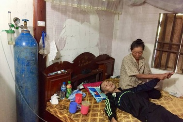 Nhiều tấm lòng đến với chàng trai trẻ bị xẹp phổi nằm chờ chết