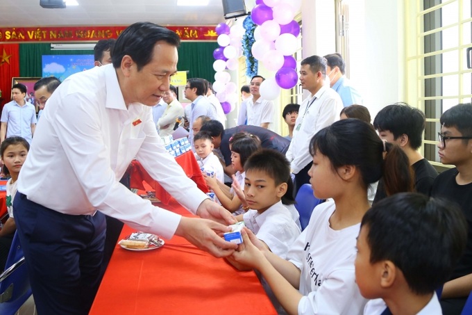 Bộ trưởng Bộ LĐTBXH Đào Ngọc Dung tặng quà nhân ngày quốc tế thiếu nhi 1/6 cho trẻ em tại Trung tâm nuôi dưỡng trẻ khuyết tật Hà Nội