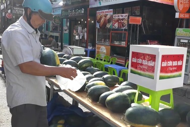 Người dân Đắk Lắk "giải cứu" dưa hấu giúp bà con nông dân