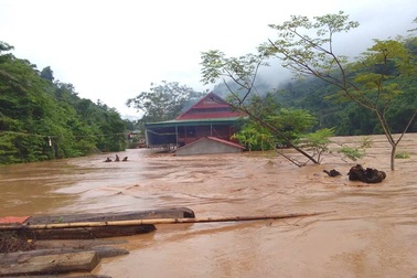 Nước ngập ngang nóc nhà, dân nháo nhác di tản