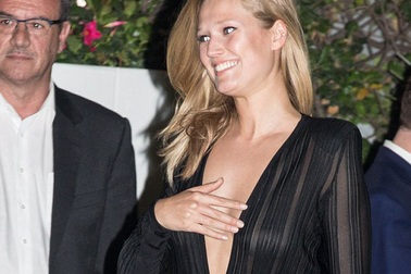 Trang phục “thoáng” quá đà của siêu mẫu Đức 