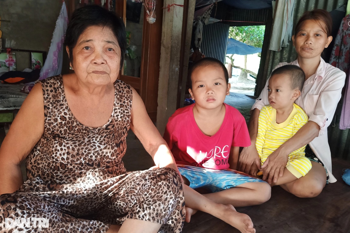 Cha bỏ đi, 2 con câm ở với mẹ khờ thiếu ăn, khát sữa, mong được chữa bệnh - 6 Cha bỏ đi, 2 con câm ở với mẹ khờ thiếu ăn, khát sữa, mong được chữa bệnh - 6
