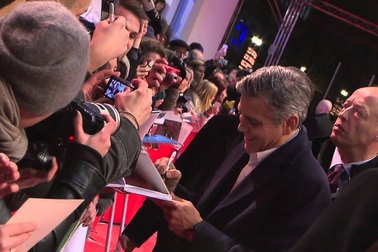 George Clooney ký tặng fans