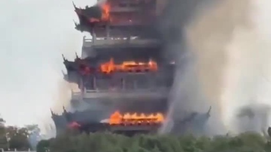 Ngôi chùa hơn 1.500 năm tuổi bị đổ sập trong vụ hỏa hoạn chỉ còn trơ khung