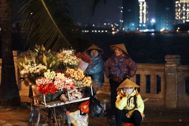 Người lao động mưu sinh trong giá rét 9 độ C những ngày đầu năm 2021