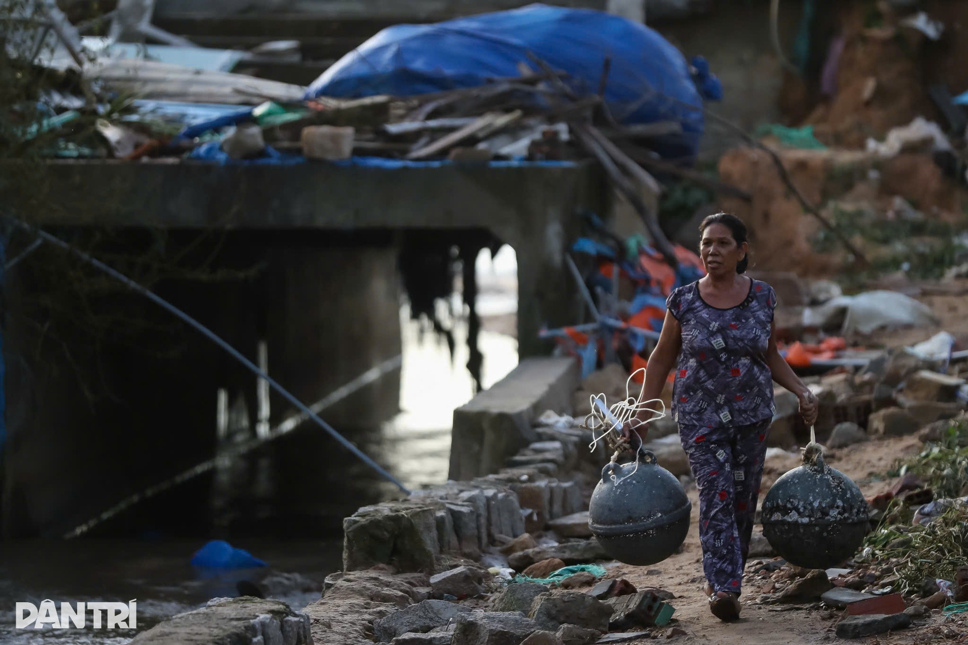 Miền Trung tan hoang sau bão Kalmaegi: Một đêm gió cuốn, làng chài đổ nát - 3 Miền Trung tan hoang sau bão Kalmaegi: Một đêm gió cuốn, làng chài đổ nát - 3
