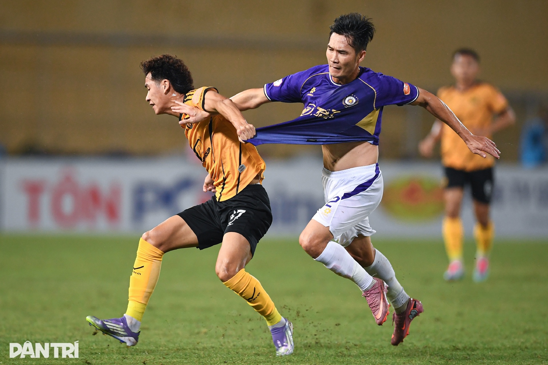 Khoảnh khắc chói sáng của ngoại binh mang 3 điểm quý giá về cho Hà Nội FC - 6 Khoảnh khắc chói sáng của ngoại binh mang 3 điểm quý giá về cho Hà Nội FC - 6