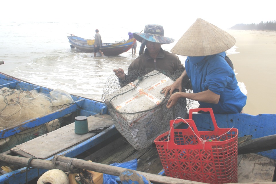 Giáp Tết Nguyên đán, ngư dân vùng bãi ngang vươn khơi chuyến cuối năm - 3 Giáp Tết Nguyên đán, ngư dân vùng bãi ngang vươn khơi chuyến cuối năm - 3