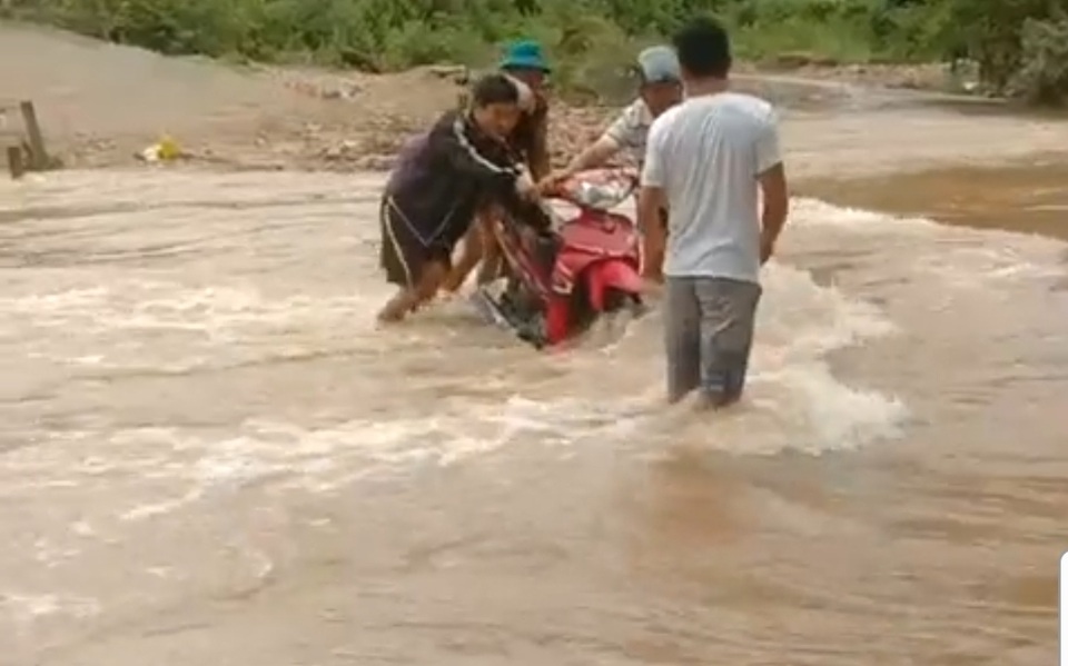 Nhiều tuyến đường ở biên giới bị sạt lở gây ách tắc giao thông - 10 Nhiều tuyến đường ở biên giới bị sạt lở gây ách tắc giao thông - 10