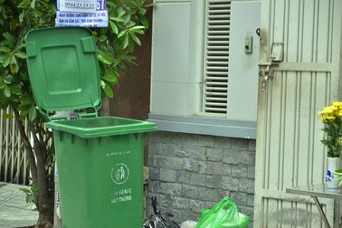 Đi gom rác, tá hỏa phát hiện thi thể bé sơ sinh