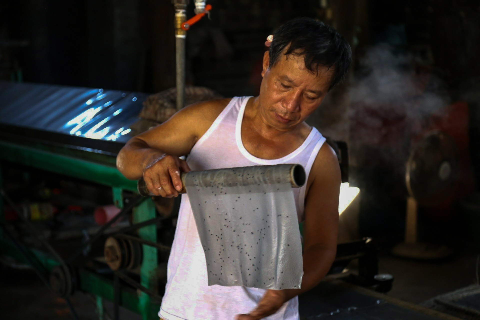 Mướt mồ hôi từ trong bếp ra ngoài sân làm bánh tích trữ cho mùa mưa rét - 4 Mướt mồ hôi từ trong bếp ra ngoài sân làm bánh tích trữ cho mùa mưa rét - 4