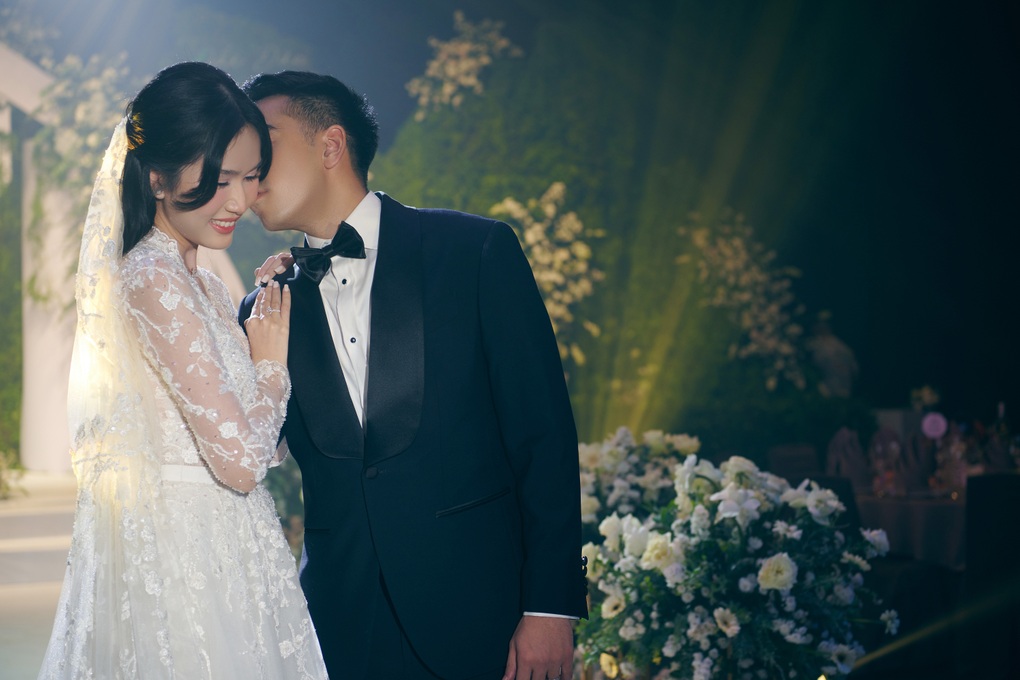 Á hậu Phương Anh bật khóc vì xúc động, hôn chồng doanh nhân trong lễ cưới - 3 Á hậu Phương Anh bật khóc vì xúc động, hôn chồng doanh nhân trong lễ cưới - 3