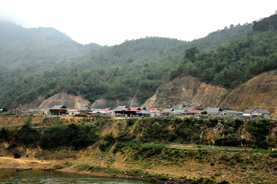 Về nơi người dân sống lo sạt lở, chết không có đường đi chôn - 6 Về nơi người dân sống lo sạt lở, chết không có đường đi chôn - 6