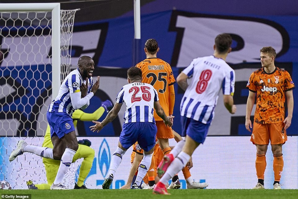 C.Ronaldo tịt ngòi, Juventus thua choáng váng trước Porto - 3