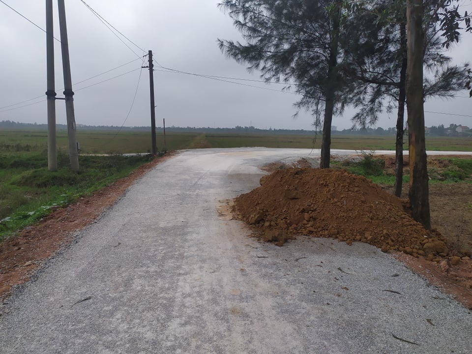 Vụ dân xới đường kiểm tra chất lượng: Nhà thầu đổ lỗi do thiết kế và kinh phí thấp - 4 Vụ dân xới đường kiểm tra chất lượng: Nhà thầu đổ lỗi do thiết kế và kinh phí thấp - 4
