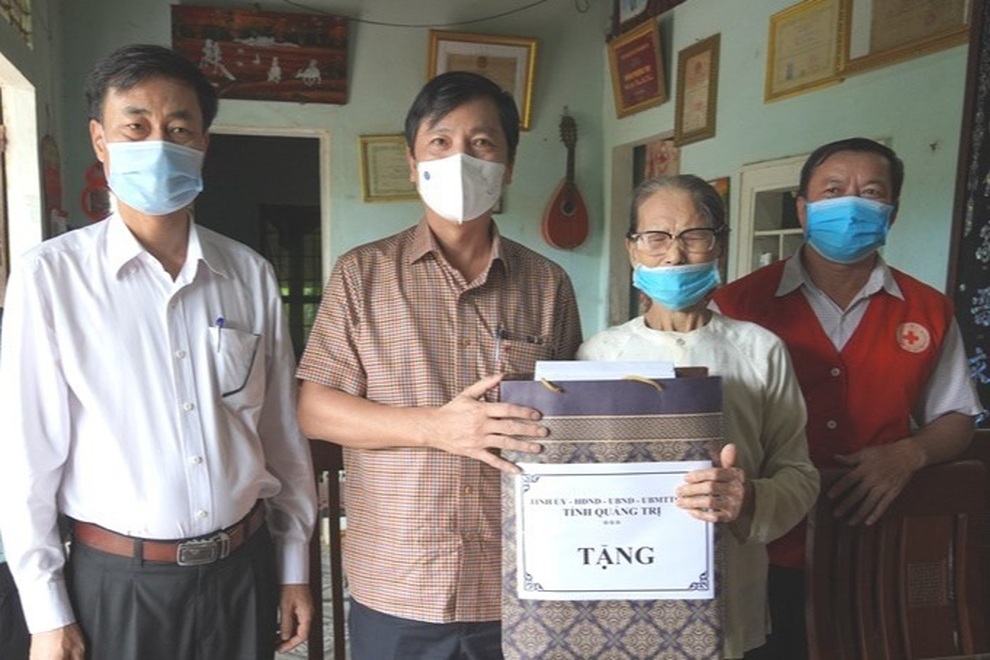 Lãnh đạo tỉnh Quảng Trị thăm, tặng quà các gia đình chính sách - 2 Lãnh đạo tỉnh Quảng Trị thăm, tặng quà các gia đình chính sách - 2