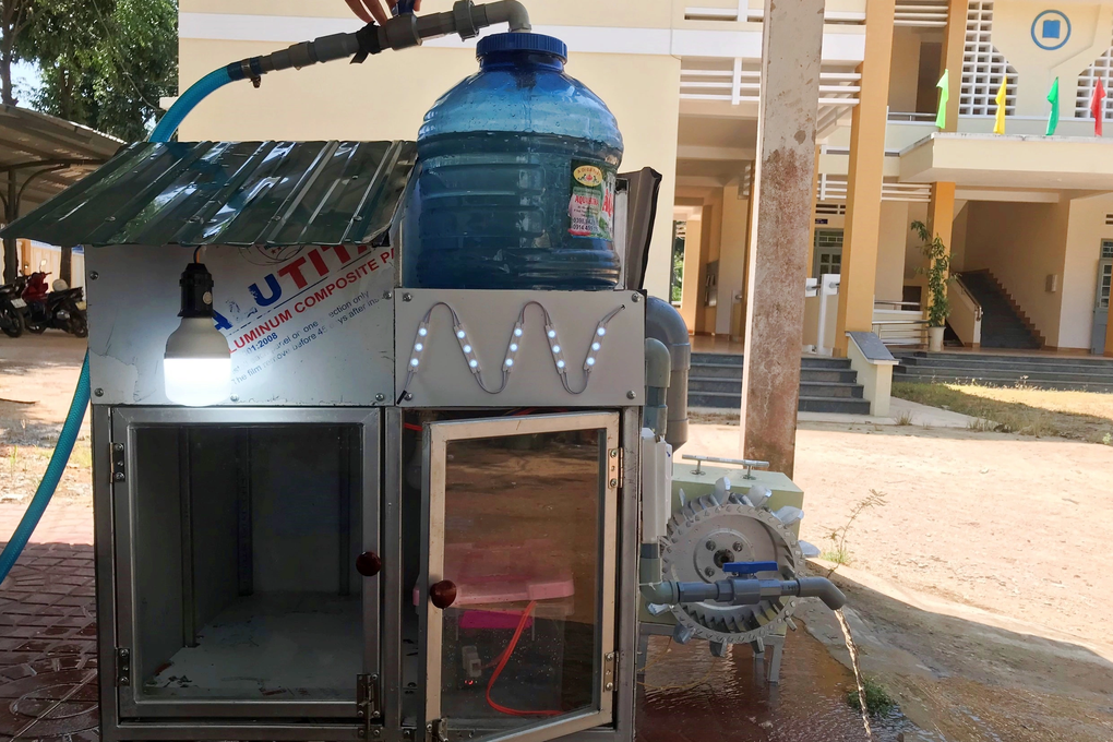 Hai học sinh lớp 8 biến nước mưa thành... nguồn điện năng - 2