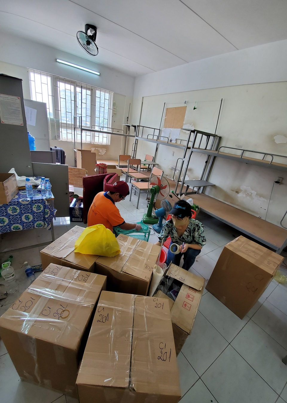 Hàng trăm giảng viên, sinh viên dốc sức thu dọn ký túc xá làm khu cách ly - 7 Hàng trăm giảng viên, sinh viên dốc sức thu dọn ký túc xá làm khu cách ly - 7