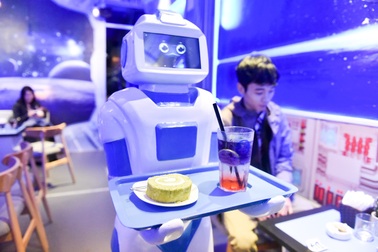 Nhóm bạn trẻ Việt chế tạo robot phục vụ quán cà phê