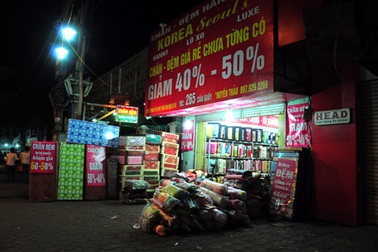 Vỉa hè Hà Nội tràn ngập chăn ga gối đệm "giá sốc"