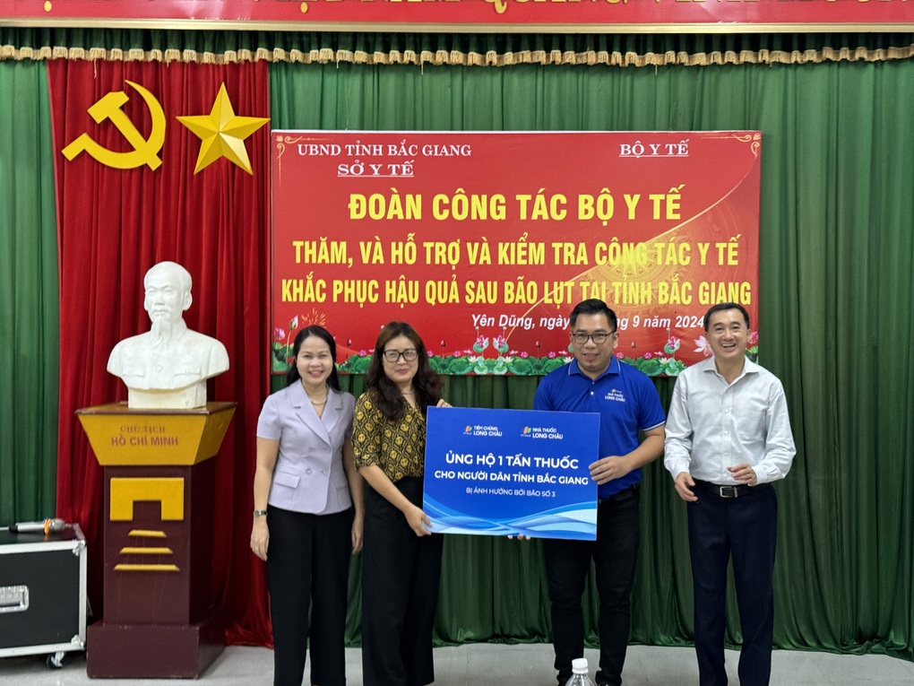 FPT Long Châu điều động nhanh 10 tấn thuốc hỗ trợ người dân vùng bão lũ - 2 FPT Long Châu điều động nhanh 10 tấn thuốc hỗ trợ người dân vùng bão lũ - 2