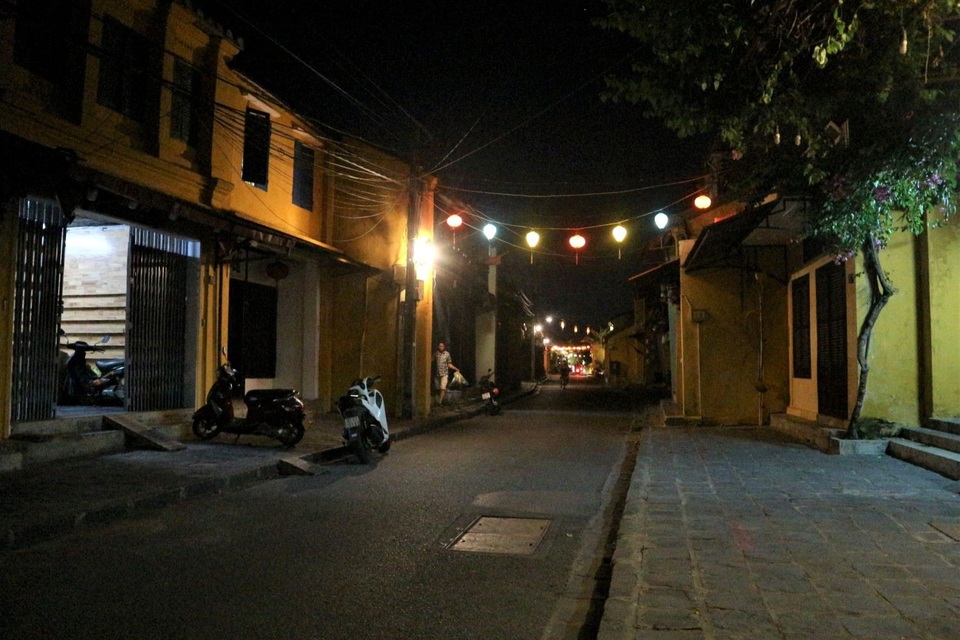 Người dân thả hoa đăng mừng Phật đản 2021 trong trầm lặng - 1 Người dân thả hoa đăng mừng Phật đản 2021 trong trầm lặng - 1