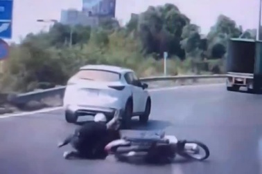 Xe Mazda chuyển làn đột ngột, chèn ngã người đi xe máy rồi bỏ chạy