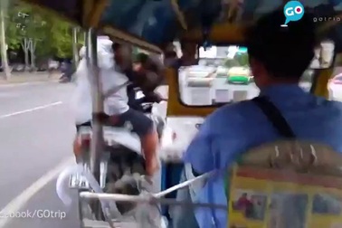 Du khách bị giật túi sau màn ám hiệu lạ của tài xế