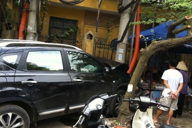 Hà Nội: Xế hộp nghiền nát xe máy rồi lao vào quán nước