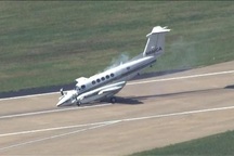 Gặp sự cố, máy bay Mỹ hạ cánh bằng mũi ngoạn mục