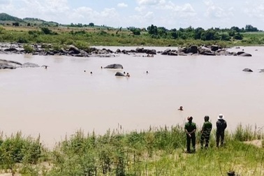 Người đàn ông chết dưới sông, trên vai vẫn ôm bộ kích điện bắt cá