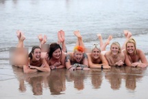 Hơn 800 người Anh khỏa thân tập thể gây quỹ từ thiện