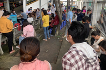 Hàng trăm công nhân đội nắng xếp hàng giành suất tuyển dụng