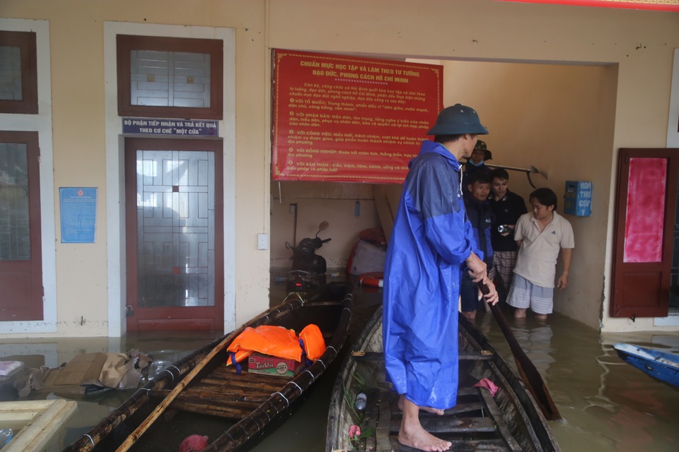 Gần 1 tuần gồng mình chống chọi cơn “đại hồng thủy” - 9 Gần 1 tuần gồng mình chống chọi cơn “đại hồng thủy” - 9