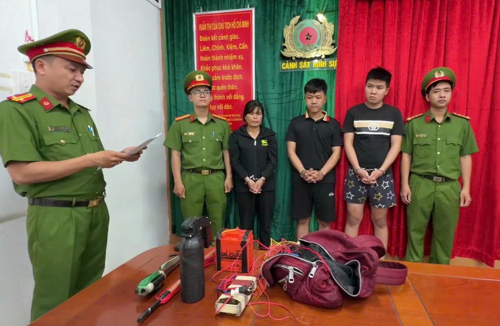 Bắt khẩn cấp nữ tiểu thương cùng 2 kẻ trộm chó ở TPHCM - 1 Bắt khẩn cấp nữ tiểu thương cùng 2 kẻ trộm chó ở TPHCM - 1