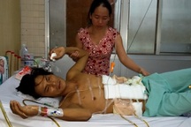 Vợ nghèo đau đớn nhìn chồng nguy kịch vì tai nạn giao thông