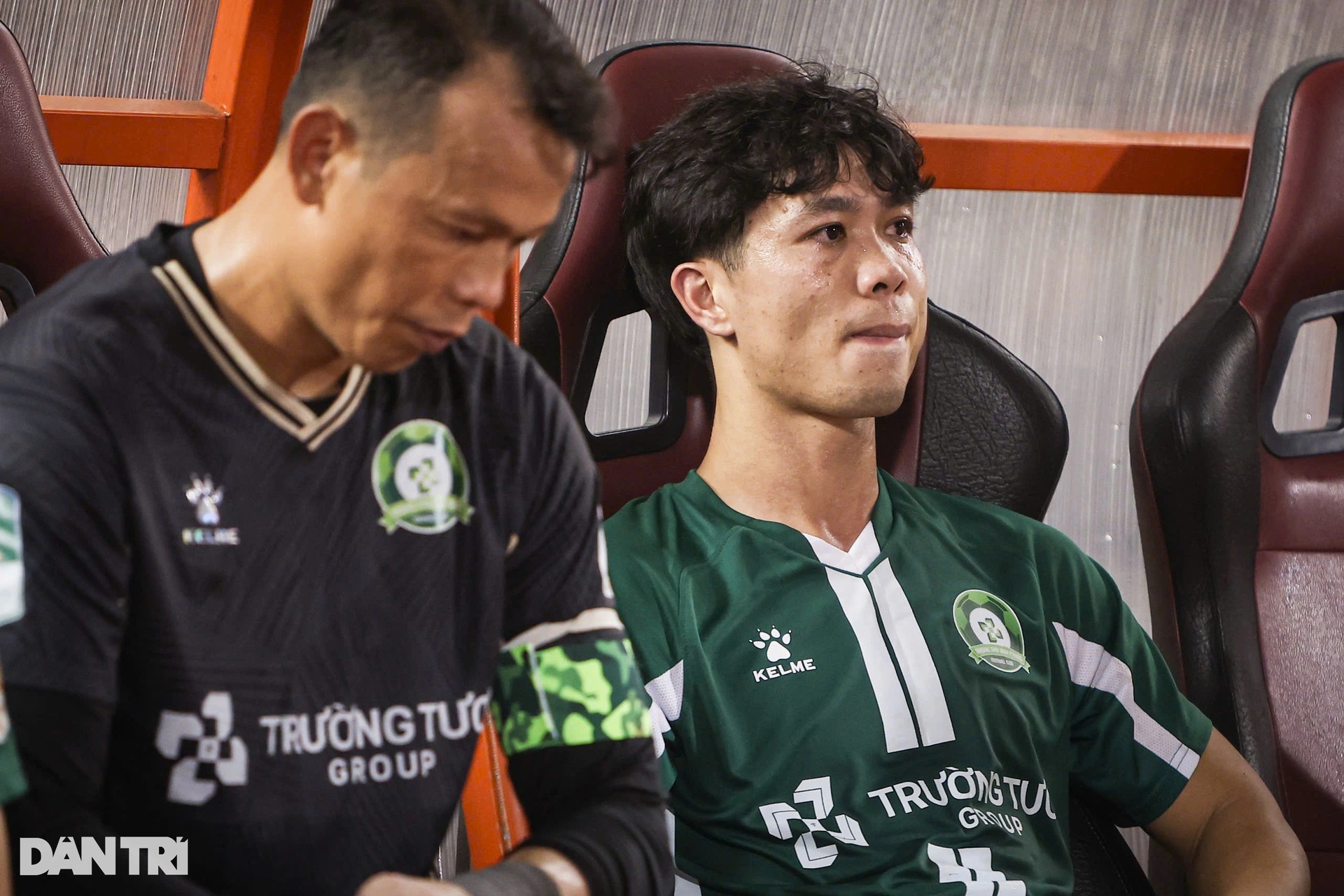 Công Phượng và đồng đội rơi lệ sau khi lỡ chuyến tàu thăng hạng - 2 Công Phượng và đồng đội rơi lệ sau khi lỡ chuyến tàu thăng hạng - 2