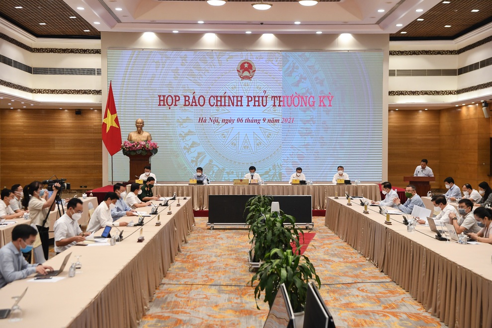 Người tiêm đủ 2 mũi vắc xin được ra đường: Bộ Y tế nói gì? - 1 Người tiêm đủ 2 mũi vắc xin được ra đường: Bộ Y tế nói gì? - 1