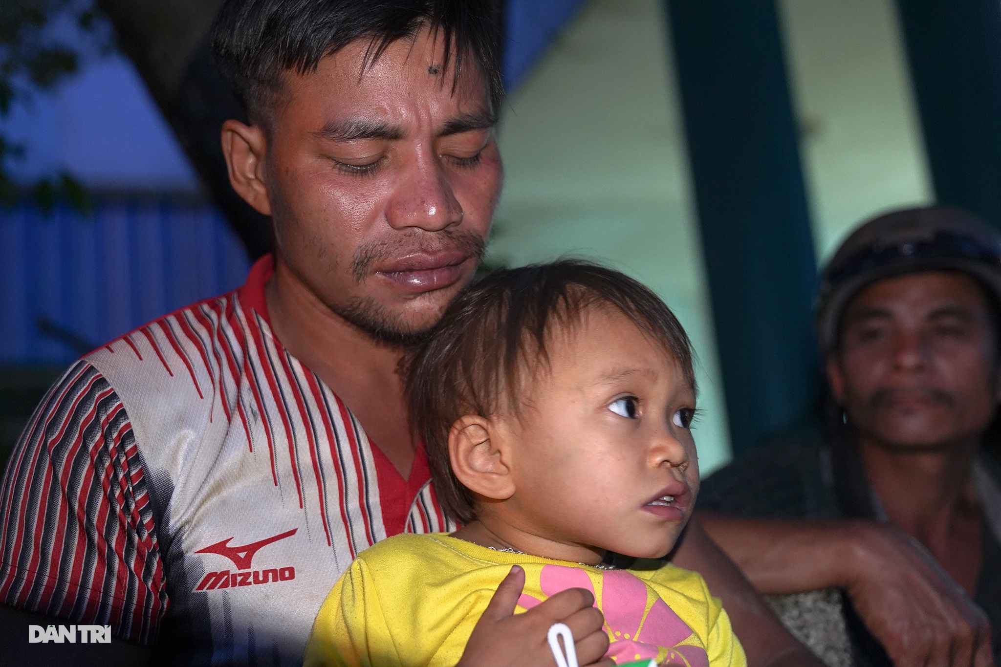 Dưới lớp bùn ấy là đồng bào mình không may nằm lại... - 5 Dưới lớp bùn ấy là đồng bào mình không may nằm lại... - 5