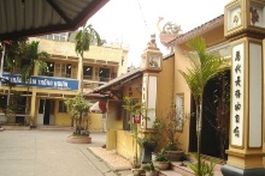 Trớ trêu cảnh đình làng “sống chung” với trường học 