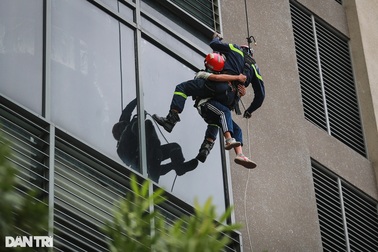 Cảnh sát đu dây giải cứu người dân mắc kẹt trong đám cháy chung cư ở TPHCM